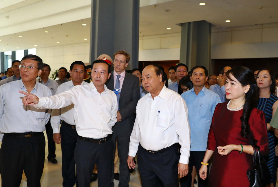 Thủ tướng Nguyễn Xuân Phúc đi thị sát và cho ý kiến chỉ đạo về công tác chuẩn bị hội nghị. (Ảnh: Thống Nhất/TTXVN)