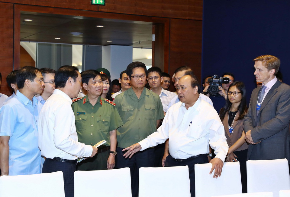 Thủ tướng Nguyễn Xuân Phúc đi thị sát và cho ý kiến chỉ đạo về công tác chuẩn bị hội nghị. (Ảnh: Thống Nhất/TTXVN)