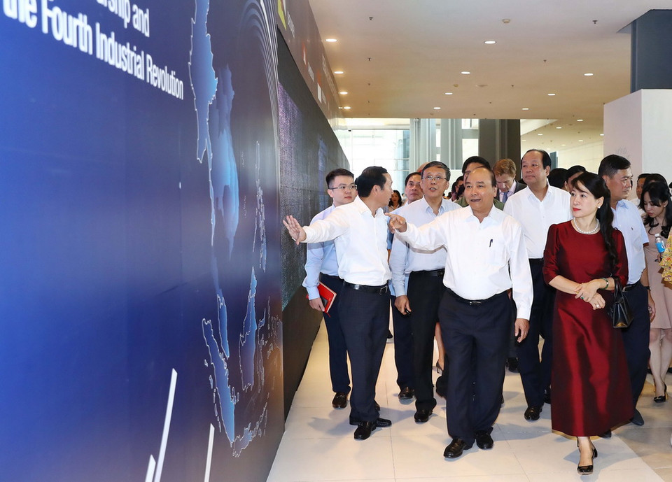 Thủ tướng Nguyễn Xuân Phúc đi thị sát và cho ý kiến chỉ đạo về công tác chuẩn bị hội nghị. (Ảnh: Thống Nhất/TTXVN)