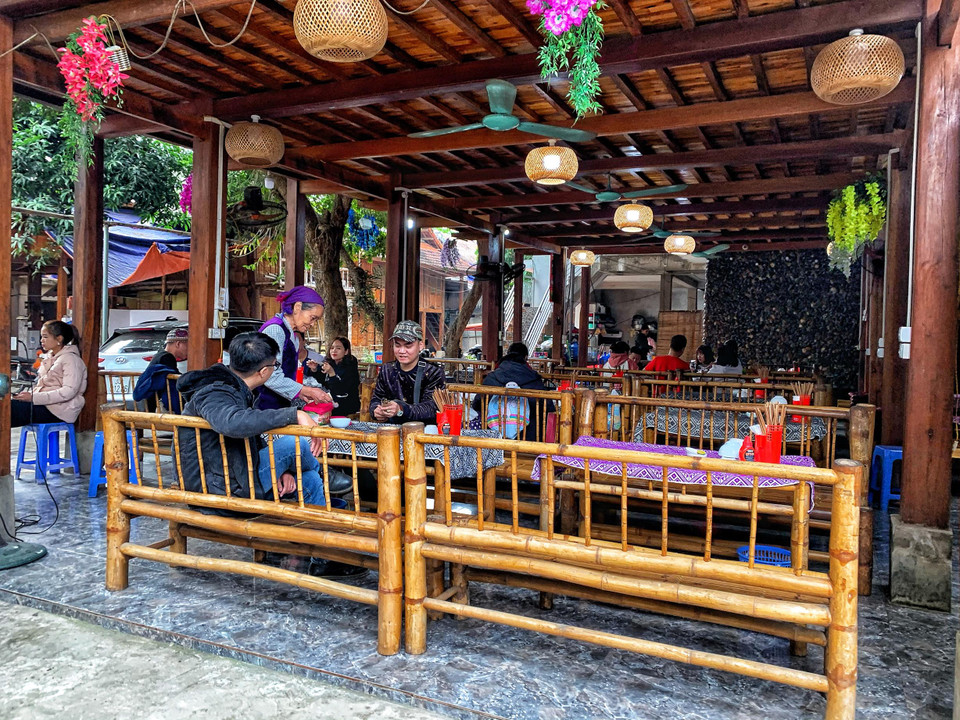 Hàng quán trong bản cũng bắt đầu đông vui trở lại. (Ảnh: Xuân Mai/Vietnam+)