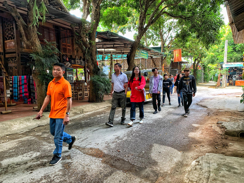 ...bởi chỉ cách đây khoảng chục ngày thôi thì những con đường vào bản hầu như không một bóng du khách. (Ảnh: Xuân Mai/Vietnam+)