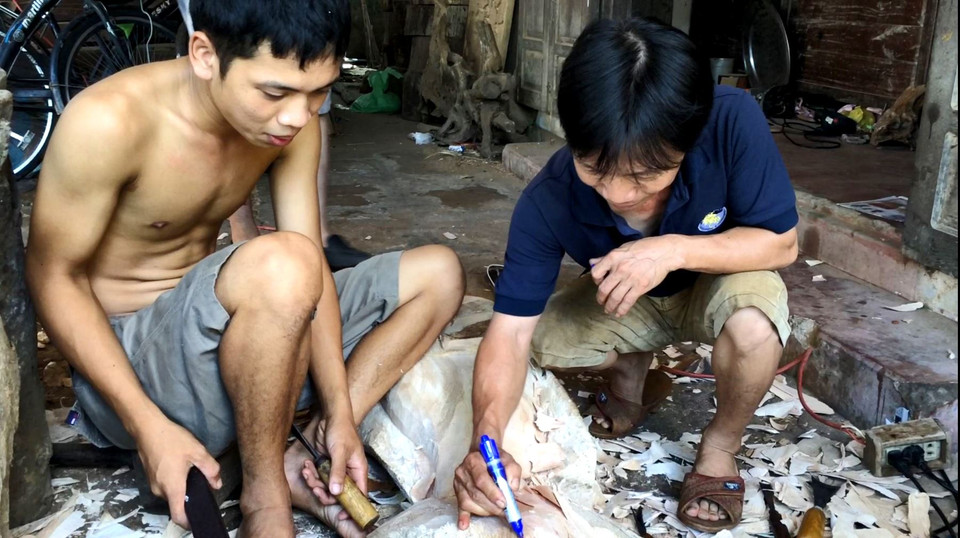 Bước chân lên vùng đất này là tiếng đục đẽo, khoan cắt quen thuộc bao đời đã vang lên từ những xưởng gỗ hai bên bờ Đông-Tây Kim Bồng. (Ảnh: Xuân Mai/Vietnam+)