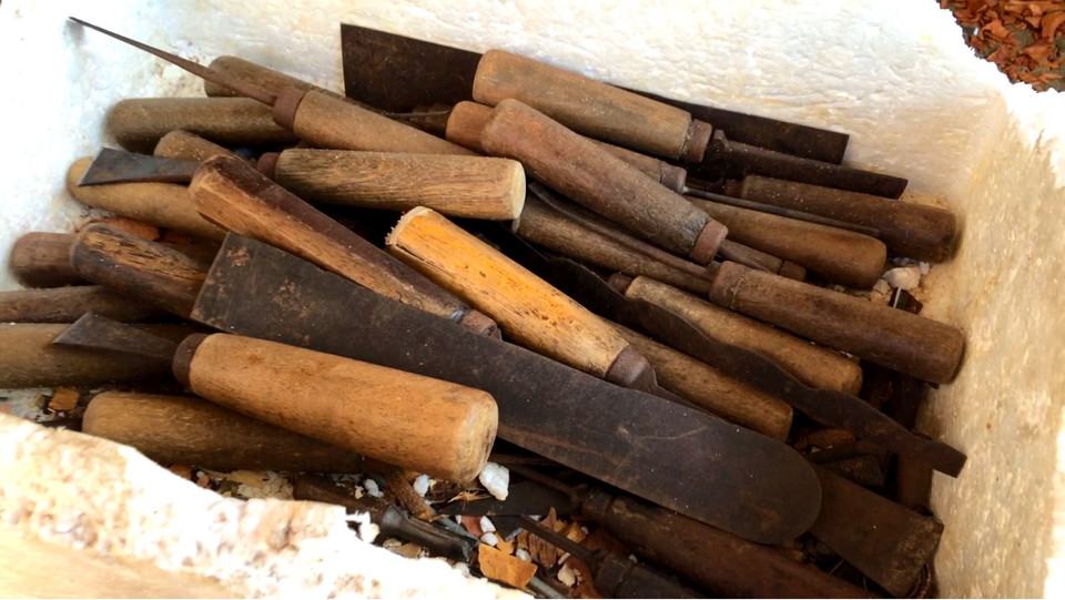 Những dụng cụ chế tác truyền thống rất đơn giản. (Ảnh: Xuân Mai/Vietnam+)