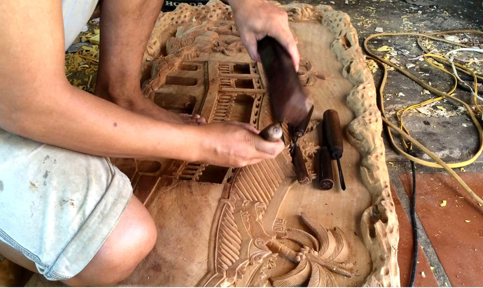 Những hình ảnh đặc trưng của Hội An như Chùa Cầu thường được các nghệ nhân đưa vào các sản phẩm mộc. (Ảnh: Xuân Mai/Vietnam+)