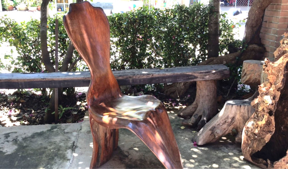 Tác phẩm thể hiện bóng dáng tà áo dài người phụ nữ Việt Nam của nghệ nhân Huỳnh Sướng. (Ảnh: Xuân Mai/Vietnam+)