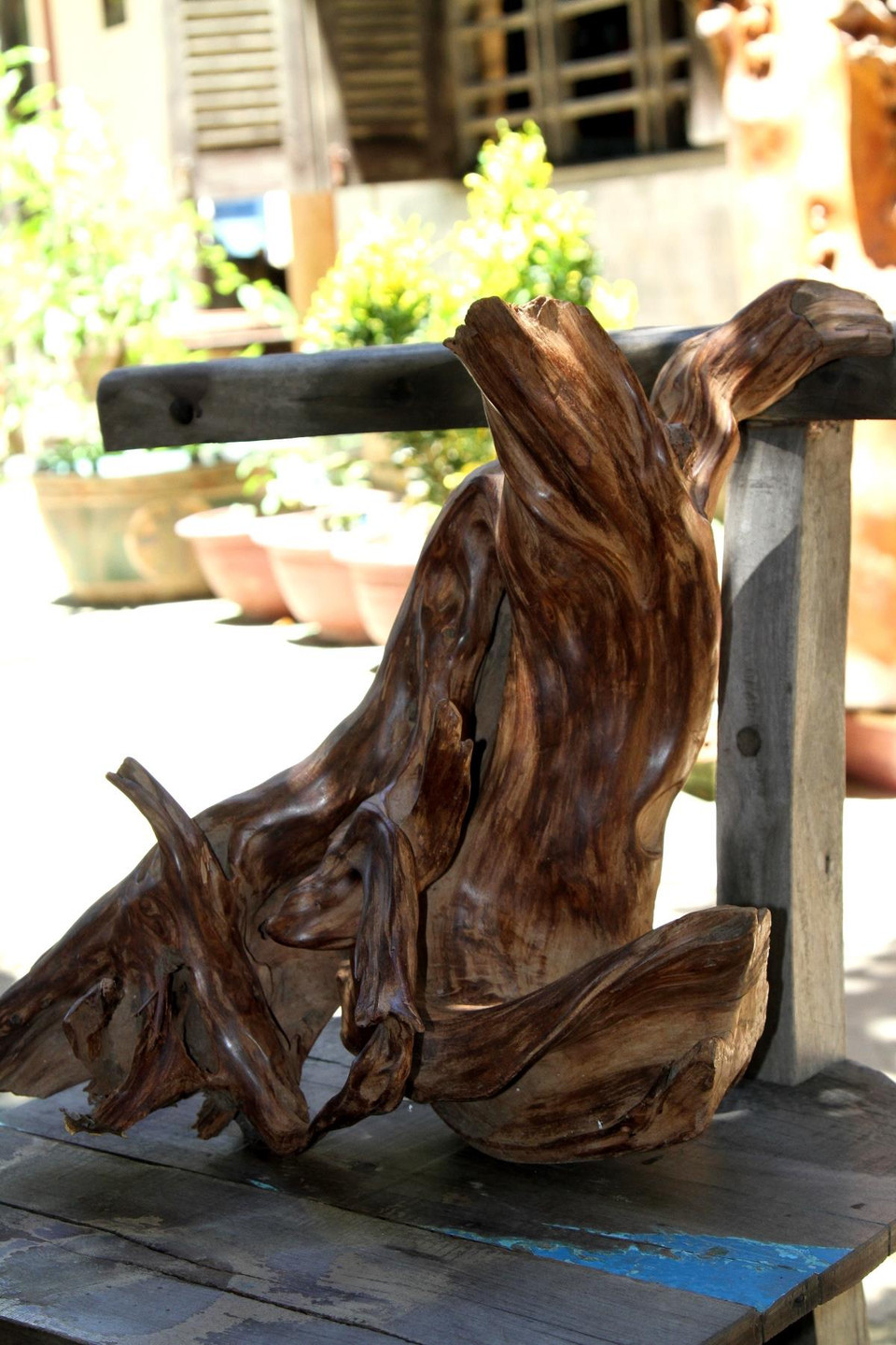 Từ những khúc gỗ có hình dáng tự nhiên... (Ảnh: Xuân Mai/Vietnam+)