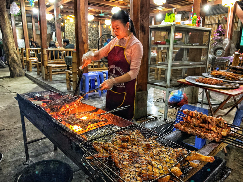 Thực đơn thường giống nhau ở các nhà hàng nên thực sự cũng không có nhiều lựa chọn nếu bạn ở lâu. (Ảnh: Xuân Mai/Vietnam+)
