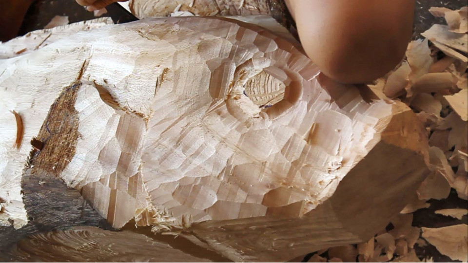 Nhờ giao thoa văn hóa Đông Tây mà làng mộc Kim Bồng vẫn giữ được nét đặc sắc riêng trong từng nét chạm khắc. Trong khi các làng mộc phía Bắc đều ít nhiều bị văn hóa phong kiến phương Bắc ảnh hưởng, ghi dấu ấn đậm nét các triều đại trong lịch sử thì mộc Kim Bồng vẫn giữ được vẻ nhẹ nhàng, mộc mạc nhưng không kém phần tinh tế trên các sản phẩm. Đây là hình ảnh con cá đang được chạm khắc... (Ảnh: Xuân Mai/Vietnam+)