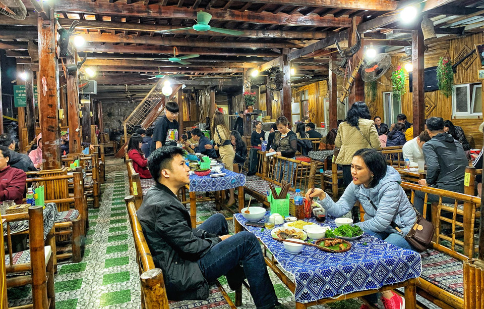 Chủ nhà sàn Giang Vỹ cho biết, khoảng hơn một tuần nay mới bắt đầu có khách du lịch nội địa, chứ trước đó rất vắng vẻ do ảnh hưởng của dịch bệnh. (Ảnh: Xuân Mai/Vietnam+)