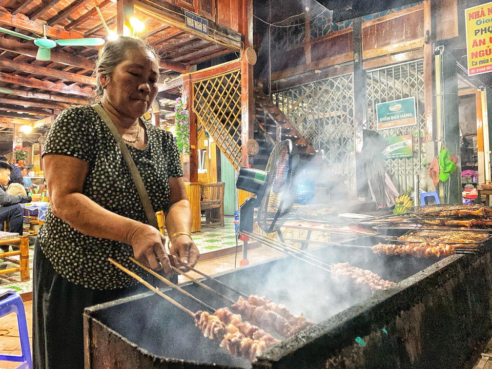 Các món nướng là ẩm thực đặc trưng nhất ở Bản Lác. (Ảnh: Xuân Mai/Vietnam+)