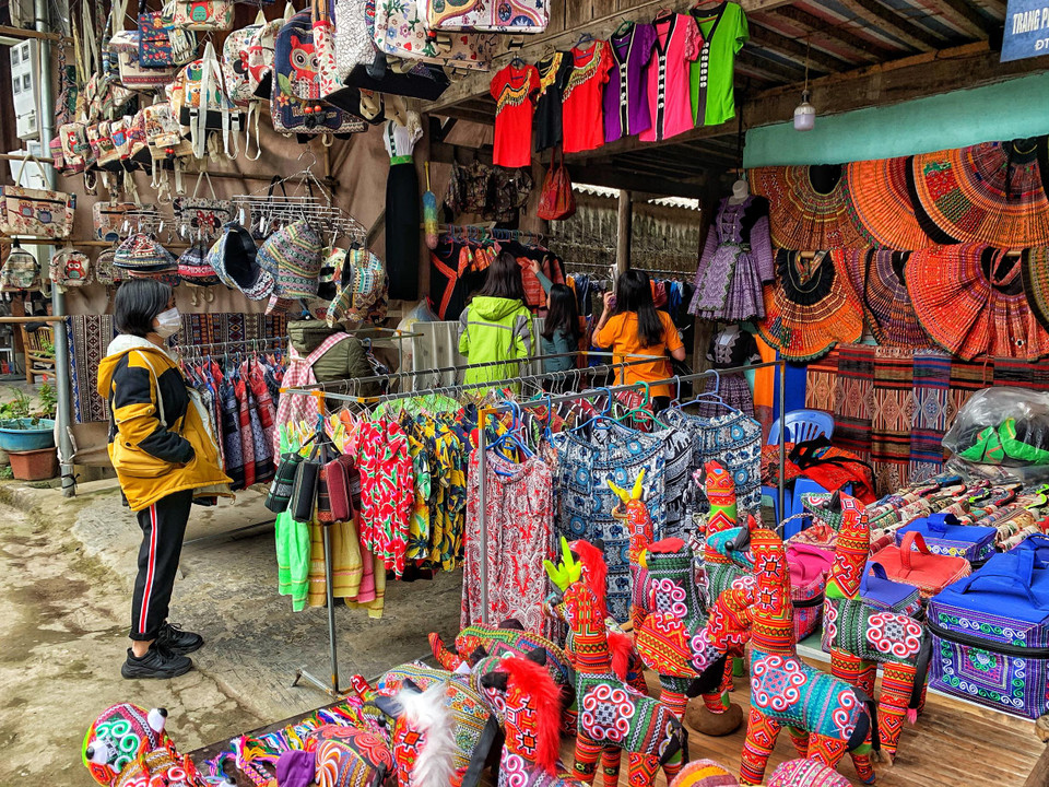 Các hộ kinh doanh ở đây cho biết, tuần vừa qua dù lượng khách chỉ bằng khoảng 30-40% mọi năm nhưng đây cũng là dấu hiệu lạc quan... (Ảnh: Xuân Mai/Vietnam+)