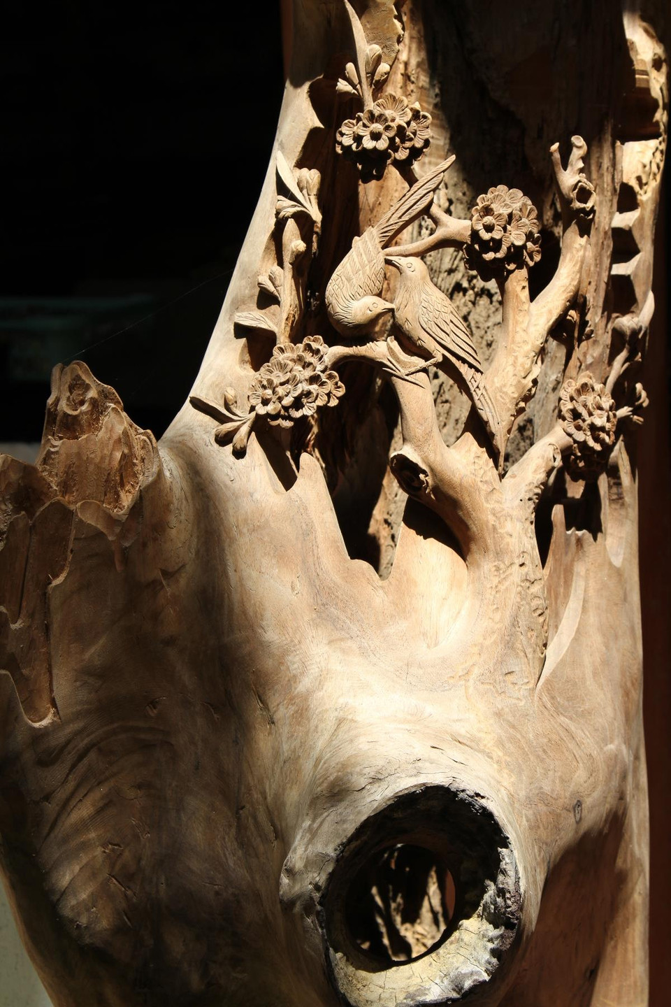 Những nét chạm khắc sinh động và có hồn trên gỗ. (Ảnh: Xuân Mai/Vietnam+)