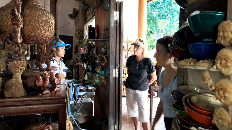 Làng nghề nằm đối diện khu phố cổ Hội An nên chỉ mất khoảng 5-10 phút di chuyển là du khách có thể tới được đây. (Ảnh: Xuân Mai/Vietnam+)