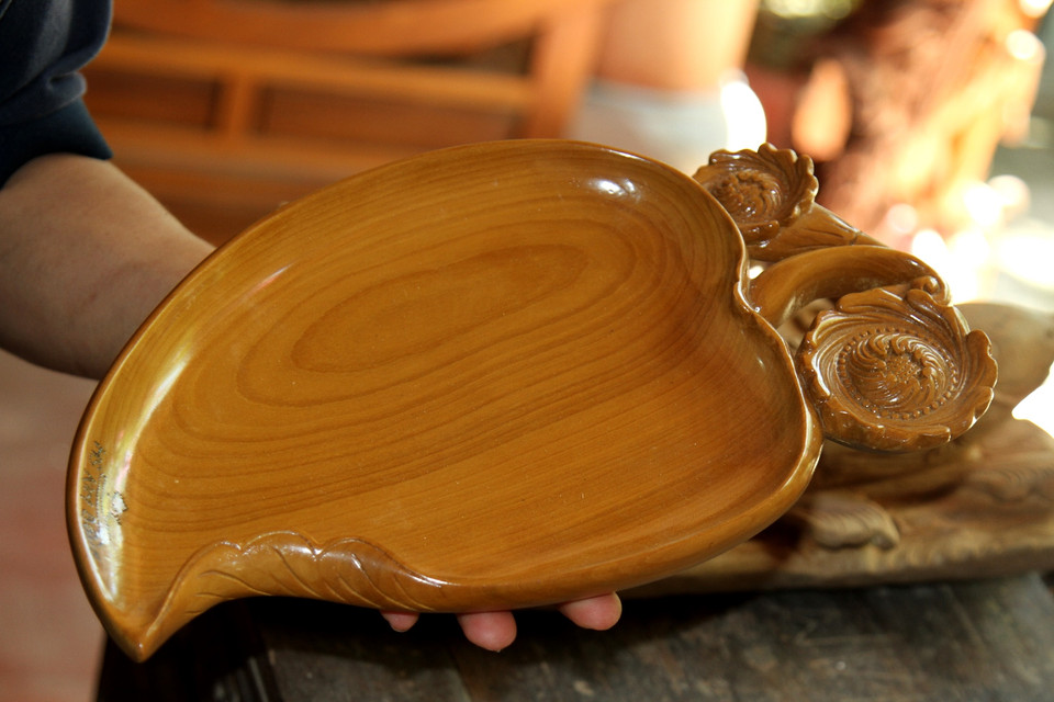 Không chỉ những sản phẩm nghệ thuật cầu kỳ, đội ngũ thợ mộc Kim Bồng còn sáng tạo rất nhiều sản phẩm lưu niệm. (Ảnh: Xuân Mai/Vietnam+)