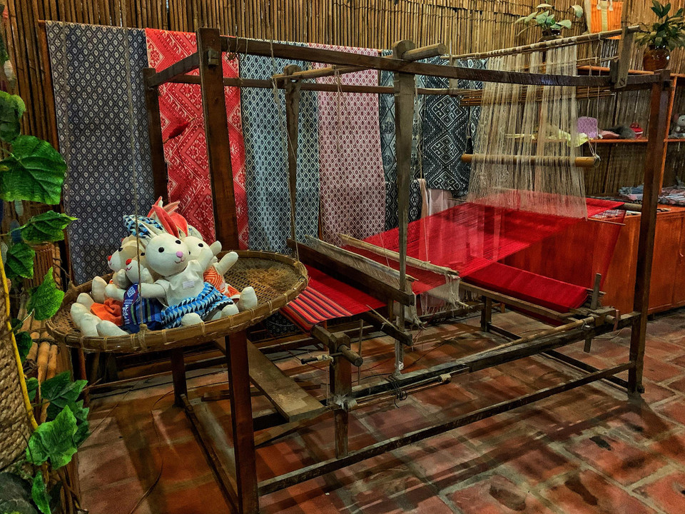 Rất nhiều sản phẩm thổ cẩm tân thời với màu sắc rực rỡ được bày bán. (Ảnh: Xuân Mai/Vietnam+)