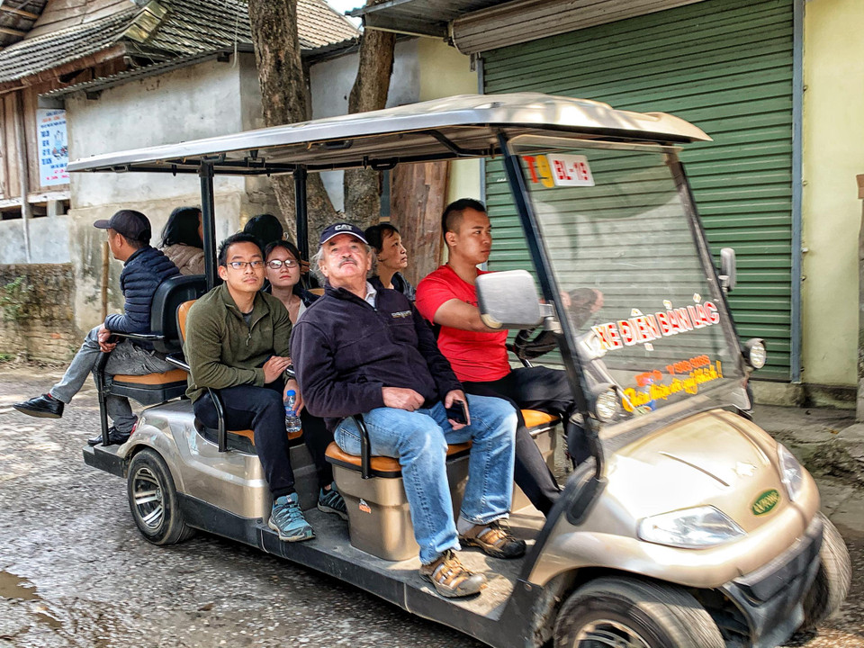 Có hàng chục chiếc xe điện cùng chạy trong cùng thời điểm. (Ảnh: Xuân Mai/Vietnam+)