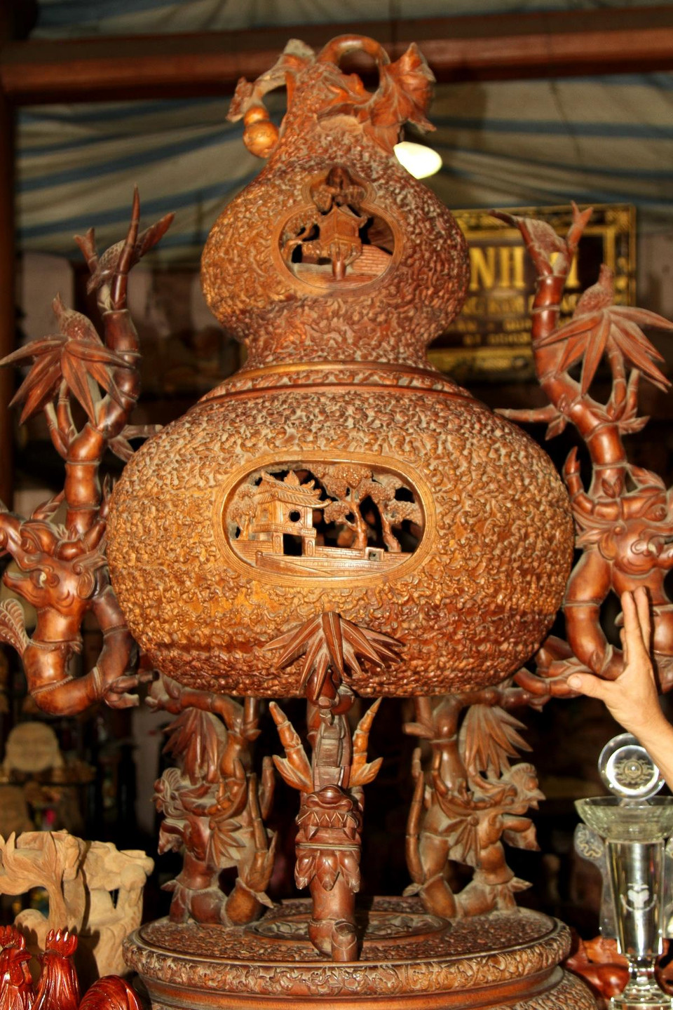 Chiếc đinh hương chạm khắc cả nghìn con rồng bằng tre. (Ảnh: Xuân Mai/Vietnam+)