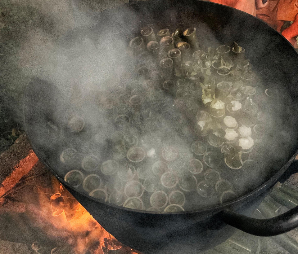 Chắc chắn rồi, cơm lam cũng là món ăn mà bạn không nên bỏ qua khi đến Mai Châu. (Ảnh: Xuân Mai/Vietnam+)