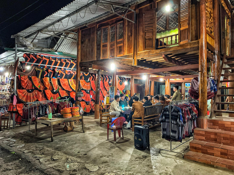 Khu du lịch Bản Lác thường sáng đèn tới khuya, khi nào các đoàn khách tàn cuộc. (Ảnh: Xuân Mai/Vietnam+)