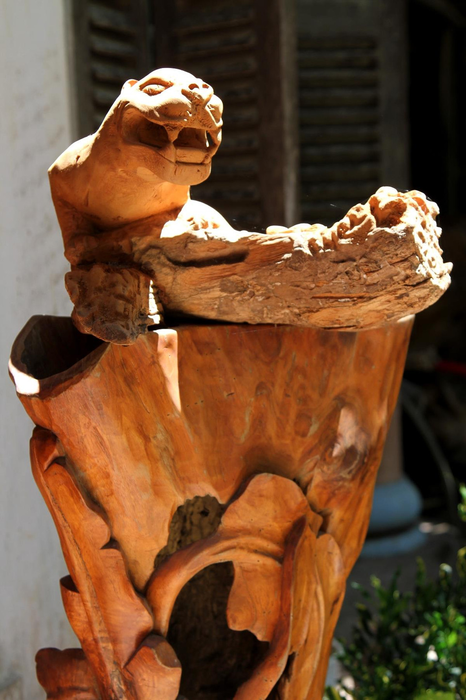 Du khách có thể ghé đến thăm xưởng mộc với vô vàn những hiện vật đặc sắc như thế này. (Ảnh: Xuân Mai/Vietnam+)