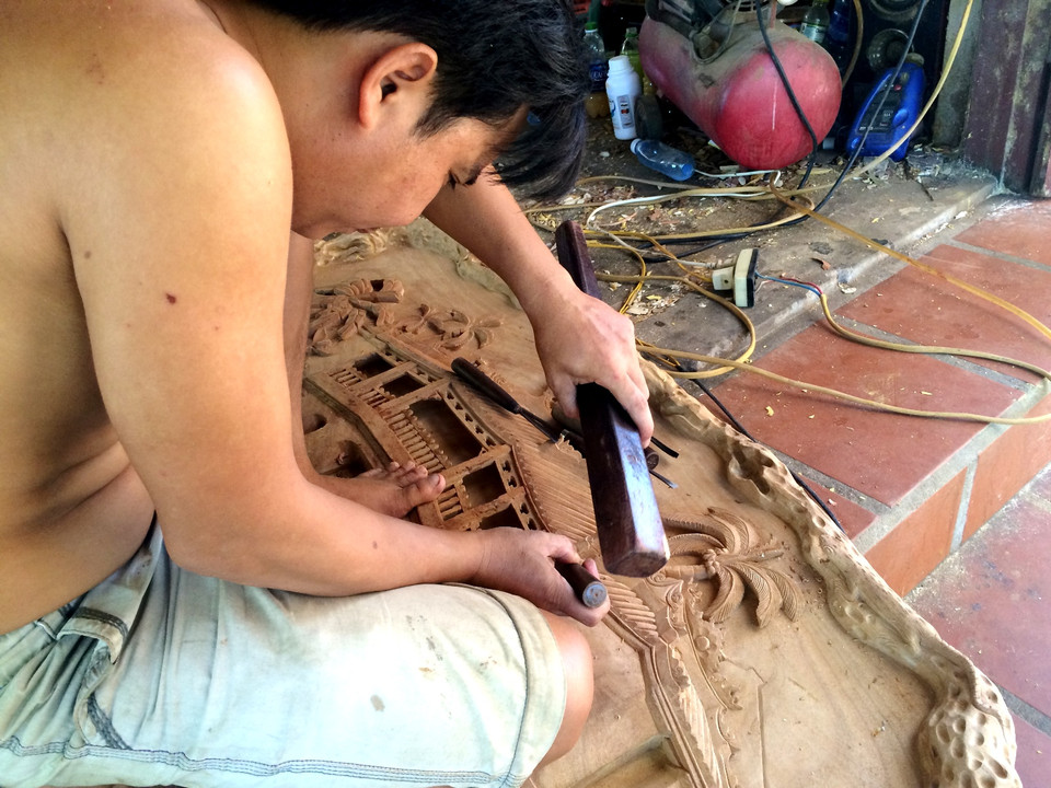 Để có một phổ cổ Hội An với nét kiến trúc độc đáo như bây giờ, công rất lớn thuộc về các nghệ nhân làng Kim Bồng với những tác phẩm chạm khắc, phù điêu, tượng gỗ, dụng cụ, tiện nghi gia đình Hội An. (Ảnh: Xuân Mai/Vietnam+)