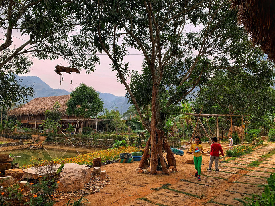 Trẻ em đã có đợt nghỉ Tết dài nhất từ trước đến nay được bố mẹ tranh thủ cho vào bản, lên núi thay đổi không khí. (Ảnh: Xuân Mai/Vietnam+)