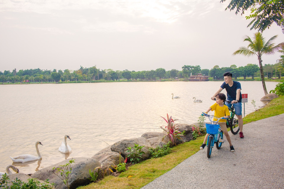 Vườn chim Ecopark trên hồ Thiên Nga không chỉ là địa điểm yêu thích của dân nhiếp ảnh mà cả cư dân của khu đô thị. Nhiều lần, đàn vịt trời, hạc, cò trắng hàng trăm con vỗ cánh bay ngang rợp cửa nhà. Chị Nguyễn Thùy Linh - một cư dân chia sẻ và cho biết các con chị cũng rất thích thú tìm hiểu các loài chim này.