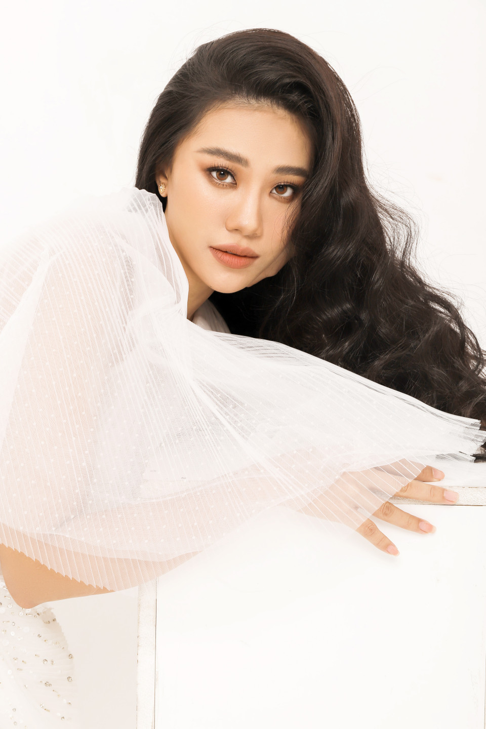 Kim Duyên chia sẻ: 'Tạng người của Duyên vốn rất dễ tăng cân. Hơn nữa, sức ăn của Duyên bạn bè hay chọc là gấp đôi so với người bình thường. Có lẽ vì vậy mà Duyên tăng tới 10 ký. Mọi người khi gặp Duyên đều bất ngờ và hỏi vì sao Duyên tăng nhiều như vậy.' (Ảnh: Nguyễn Du/Vietnam+)