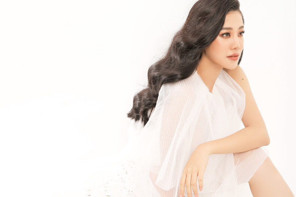 Trong thời gian cả nước chung tay phòng chống dịch COVID-19, Á hậu Kim Duyên đã có nhiều hành động ý nghĩa như phát tặng khẩu trang, cùng bà con 'giải cứu dưa hấu', ủng hộ quà cho 'Siêu thị yêu thương 0 đồng' tại Cần Thơ, trao quà cho người khiếm thị tại Tây Ninh... (Ảnh: Nguyễn Du/Vietnam+)