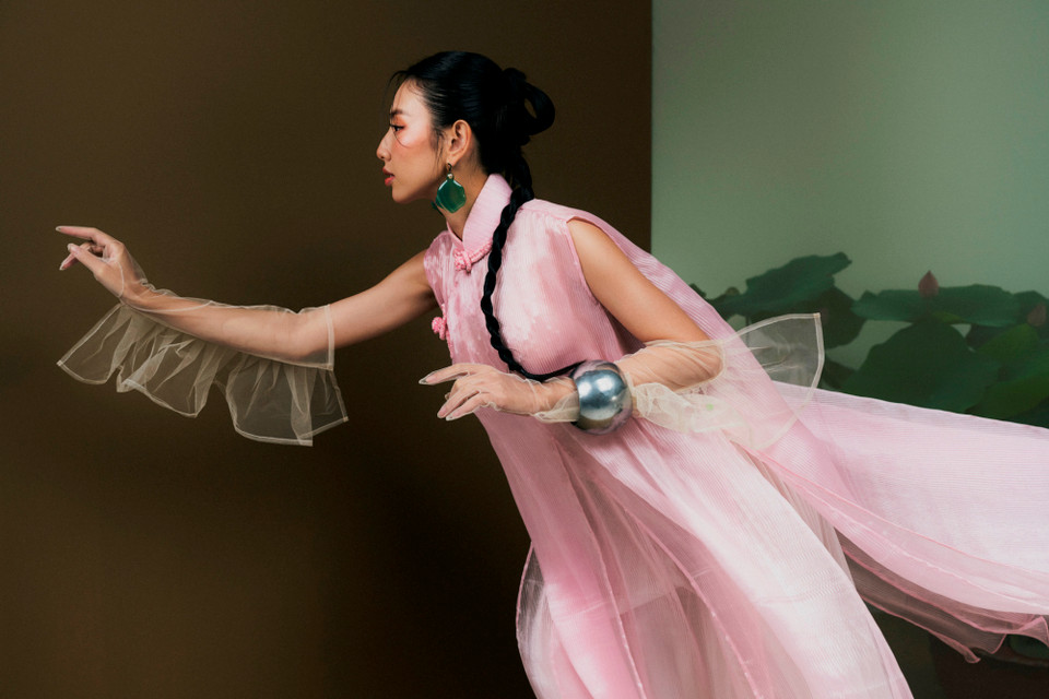 Mới đây nhất, cô gái sinh năm 1998 vinh dự trở thành đại diện thanh niên Việt Nam phát biểu tại chương trình đối thoại giữa Tổng Thư ký ASEAN với thanh niên ASEAN. Năm 2023, với những đóng góp tích cực của mình, Hoa hậu Hòa Bình Quốc tế 2021 cũng nhận được bằng khen Thanh niên Tiên tiến làm theo lời Bác. (Ảnh: CTV/Vietnam+)