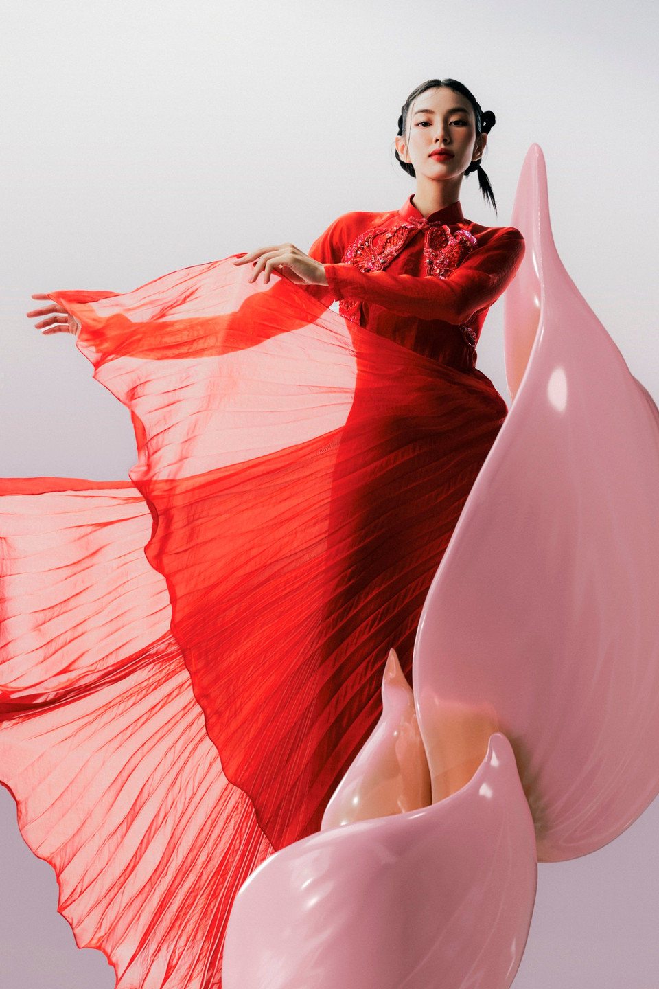 “Mỗi ngày khi thức giấc và hít thở, mình không khỏi biết ơn vì sinh ra trong thời bình, nơi mà ông cha, thế hệ đi trước đã cố gắng gìn giữ và phát triển, đó là lý do bản thân Tiên luôn nhắc nhở mình phải cố gắng nhiều hơn nữa,” Thùy Tiên bày tỏ. (Ảnh: CTV/Vietnam+)