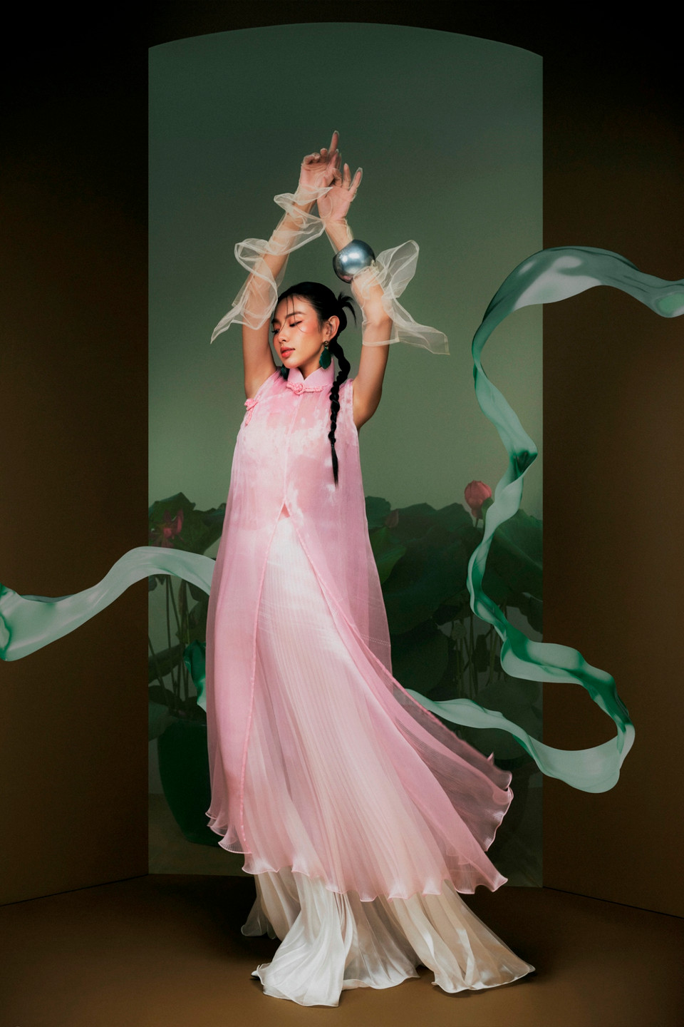 Sắp tới, Thùy Tiên sẽ ra mắt khán giả với vai trò diễn viên điện ảnh trong phim Linh Miêu. Phim là câu chuyện kinh dị, huyền bí mang thiên hướng văn hóa dân gian. Sau hai vòng casting kỹ lưỡng, Thùy Tiên đã thuyết phục được êkíp bằng thực lực của mình. (Ảnh: CTV/Vietnam+)