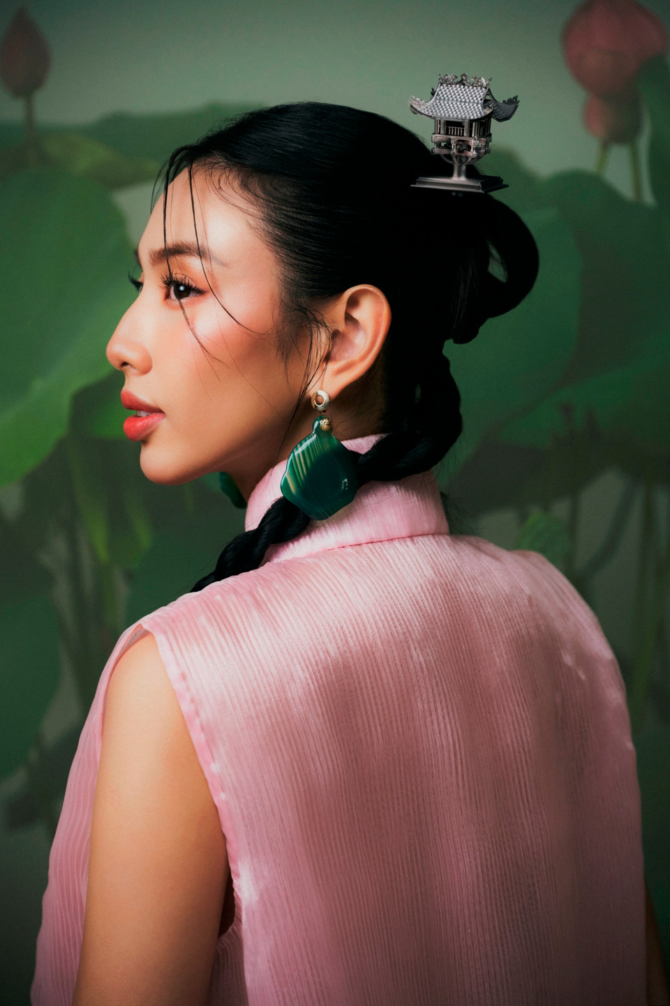 Thùy Tiên cũng bày tỏ mong muốn cộng đồng sẽ cùng nhau chung tay kế thừa, gìn giữ và phát huy những giá trị truyền thống, văn hóa tốt đẹp, biết ơn thế hệ đi trước đã bảo vệ đất nước để ngày hôm nay thế hệ trẻ được sống trong hòa bình, hạnh phúc. (Ảnh: CTV/Vietnam+)