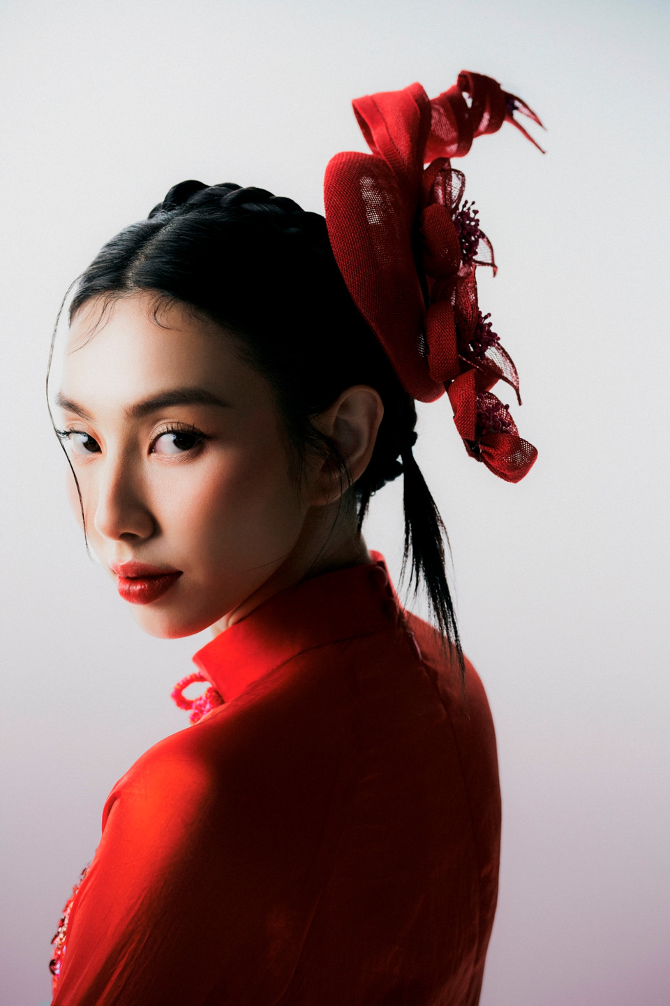 Với những hình ảnh biểu tượng văn hóa truyền thống được tái hiện rõ nét thông qua tà áo dài, các họa tiết hoa sen, con rồng, Chùa Một Cột... Thùy Tiên cùng êkíp đã khéo léo lồng ghép, khiến bộ ảnh trở nên thời trang, thu hút khán giả bằng những màu sắc, biểu cảm khuôn mặt, và các chi tiết vẽ 3D tinh xảo. (Ảnh: CTV/Vietnam+)