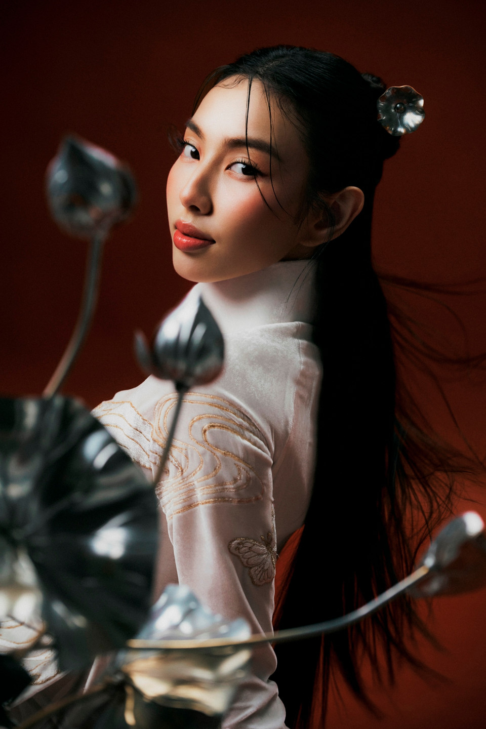 “Là một người có sức ảnh hưởng nhất định trong cộng đồng giới trẻ, Thùy Tiên luôn mong muốn mang tinh thần, văn hóa Việt Nam quảng bá không chỉ đến bạn bè thế giới mà còn hun đúc tình yêu quê hương, đất nước đến những người xung quanh, cả những người đang yêu mến và theo dõi Tiên nữa,” Thùy Tiên cho hay. (Ảnh: CTV/Vietnam+)