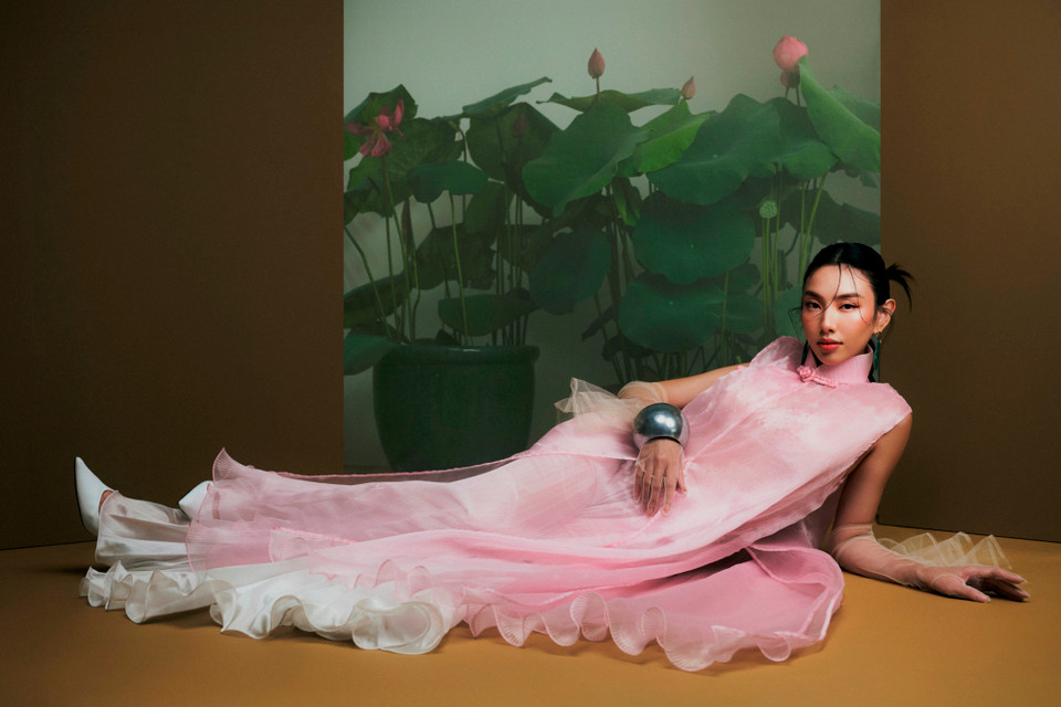 Sinh nhật năm 2023, khác với những hình ảnh hào nhoáng thường thấy, Hoa hậu Thùy Tiên xuất hiện trong bộ ảnh mừng sinh nhật tuổi 25 với lớp phong cách trang điểm nhẹ nhàng, trang phục đơn giản, cùng thông điệp truyền cảm hứng về tôn vinh cơ thể phụ nữ. (Ảnh: CTV/Vietnam+)