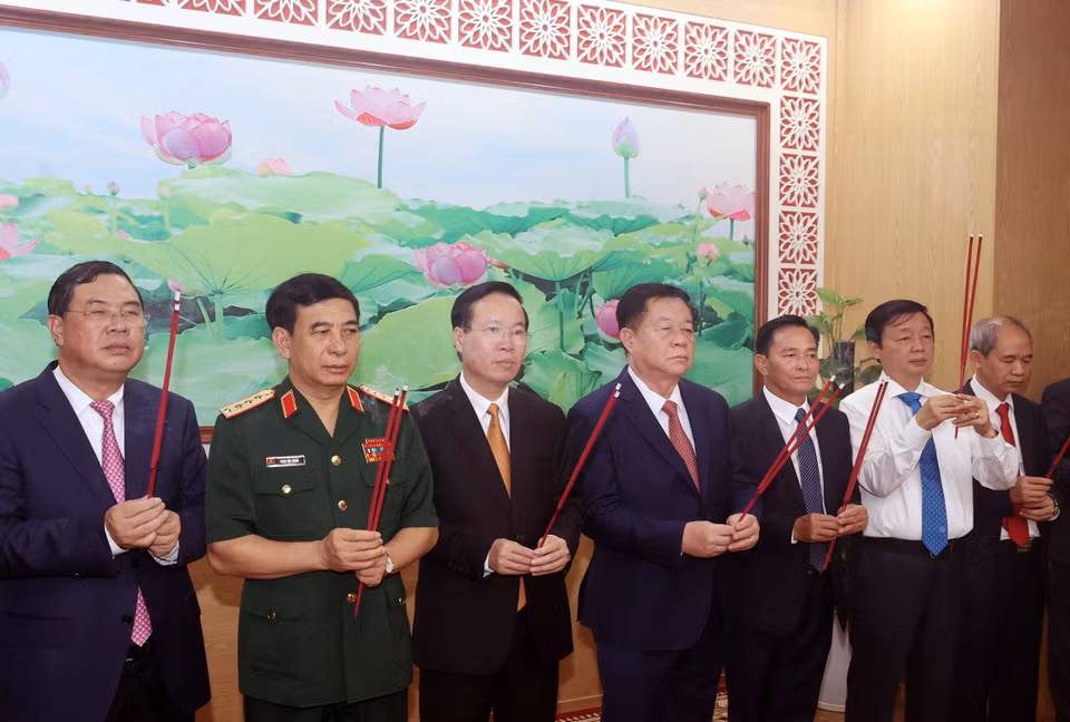 Chủ tịch nước Võ Văn Thưởng dâng hương Chủ tịch Hồ Chí Minh tại Trụ sở Tỉnh ủy. (Ảnh: Thống Nhất/TTXVN)