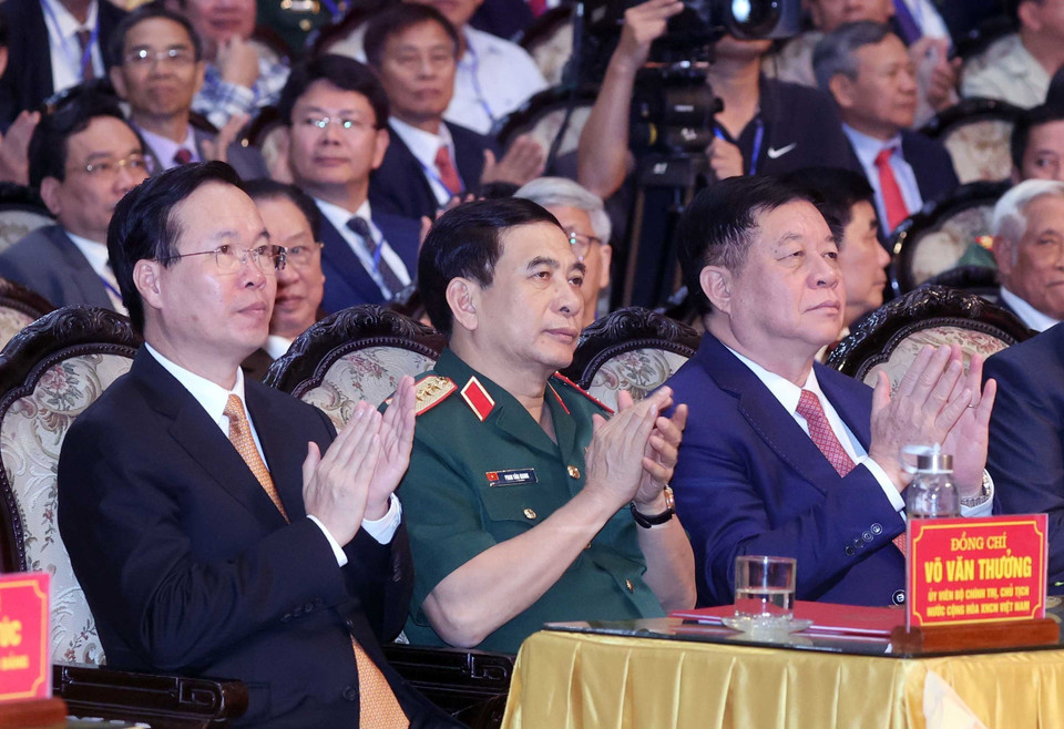 Chủ tịch nước Võ Văn Thưởng, các lãnh đạo, nguyên lãnh đạo Đảng Nhà nước dự Lễ kỷ niệm 60 năm Ngày Bác Hồ về thăm Đảng bộ và nhân dân tỉnh Nam Định. (Ảnh: Thống Nhất/TTXVN)