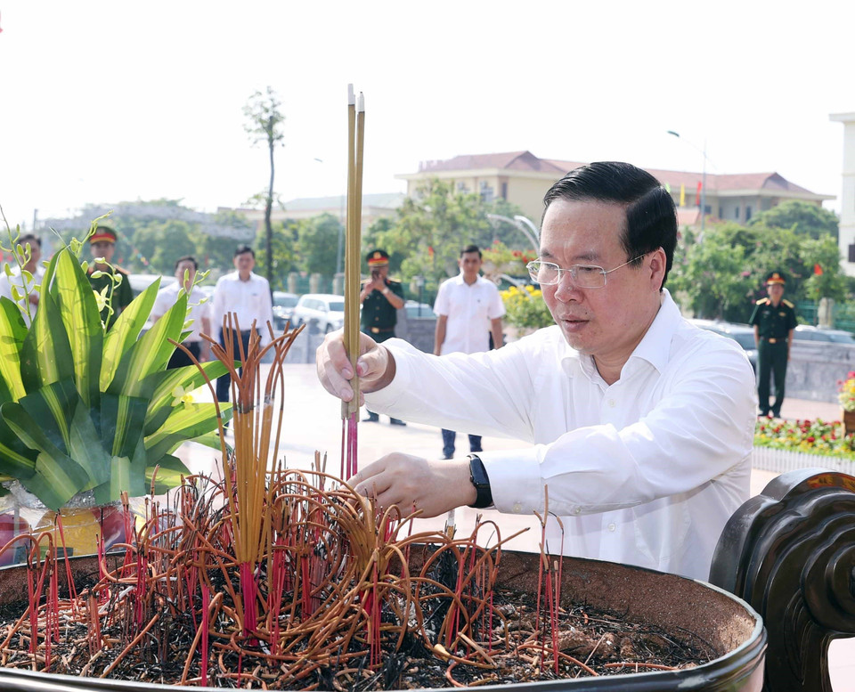 Chủ tịch nước Võ Văn Thưởng dâng hương tại Tượng đài Tổng Bí thư Trường Chinh tại thị trấn Xuân Trường, huyện Xuân Trường. (Ảnh: Thống Nhất/TTXVN)