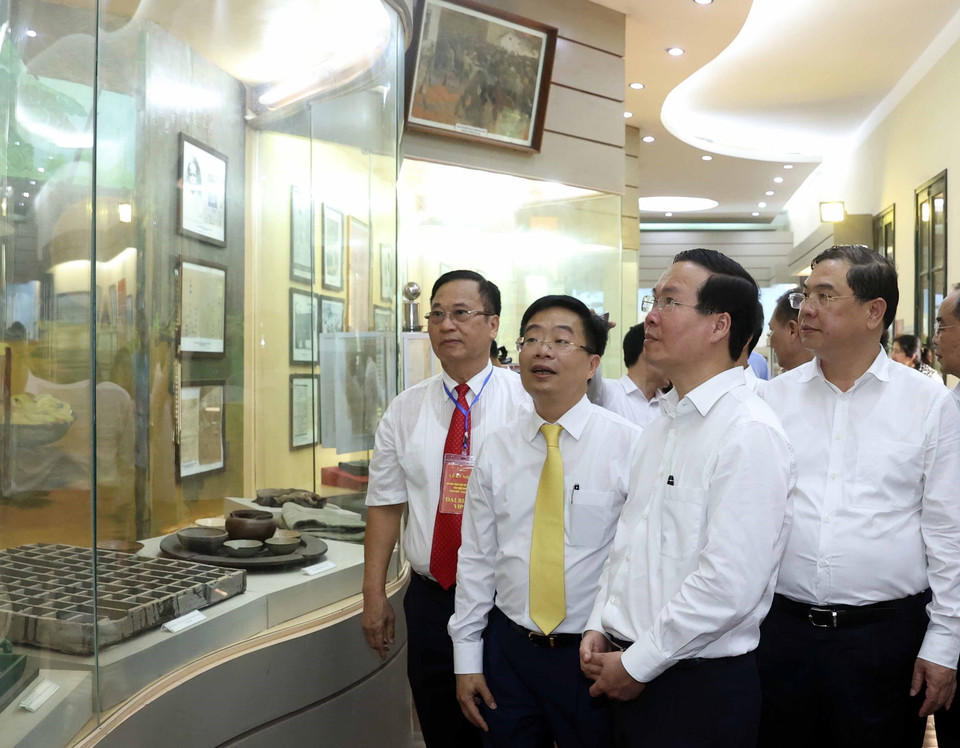 Chủ tịch nước Võ Văn Thưởng thăm Nhà truyền thống ngành dệt may Việt Nam tại thành phố Nam Định. (Ảnh: Thống Nhất/TTXVN)