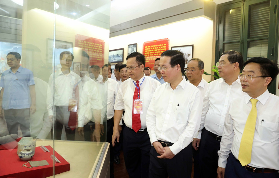 Chủ tịch nước Võ Văn Thưởng thăm Nhà truyền thống ngành dệt may Việt Nam tại thành phố Nam Định. (Ảnh: Thống Nhất/TTXVN)