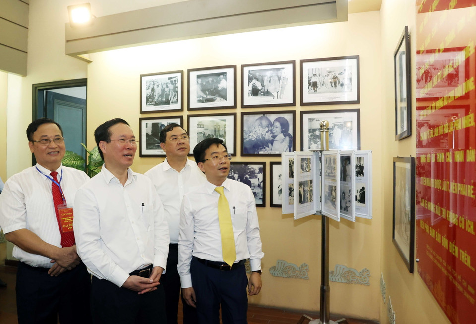 Chủ tịch nước Võ Văn Thưởng thăm Nhà truyền thống ngành dệt may Việt Nam tại thành phố Nam Định. (Ảnh: Thống Nhất/TTXVN)