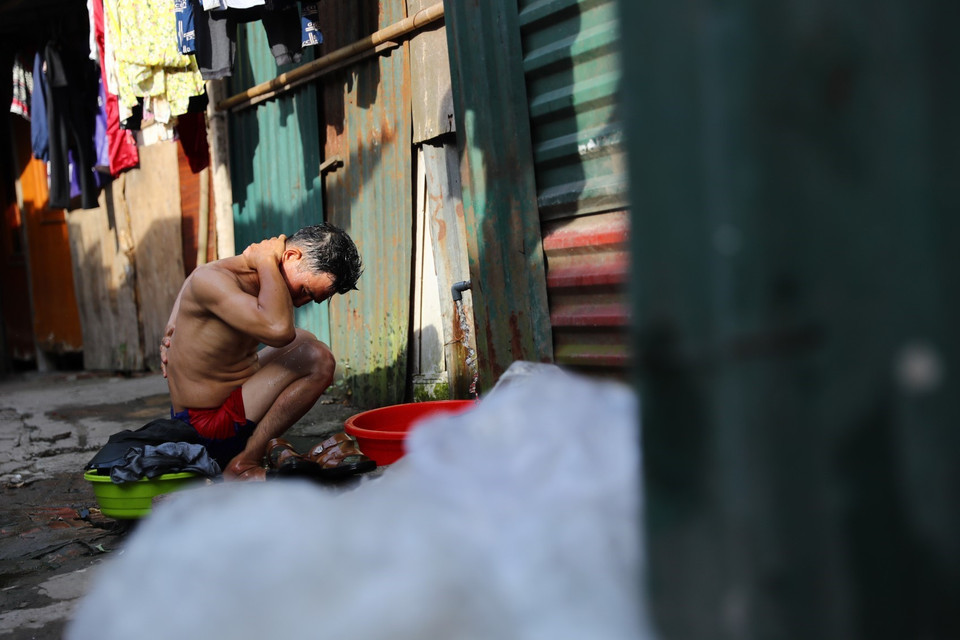 Cuộc sống thường ngày của người lao động xóm trọ Phúc Xá dưới cái nóng gay gắt, oi nồng. (Ảnh: Thành Đạt/TTXVN)