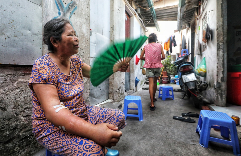 Bệnh nhân sống ở xóm chạy thận Lê Thanh Nghị vẫn hằng ngày sống chung với cái nóng gay gắt. (Ảnh: Thành Đạt/TTXVN)