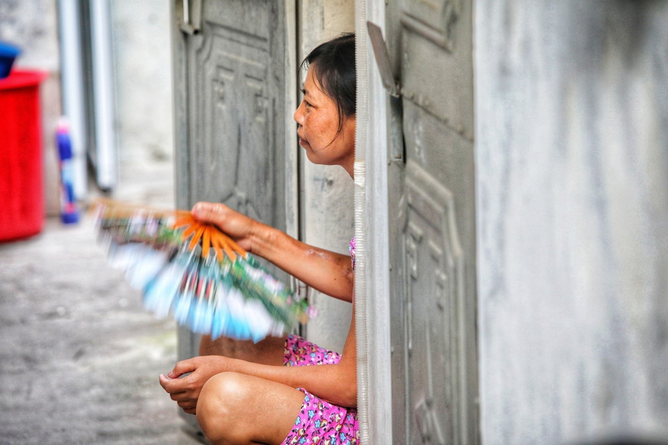 Ngày lại ngày, bệnh nhân ở xóm chạy thận 121 Lê Thanh Nghị vừa phải chống chọi với bệnh tật, vừa gồng mình chịu đựng sự vất vả trong cái nóng oi bức bủa vây xóm trọ nghèo. (Ảnh: Thành Đạt/TTXVN)