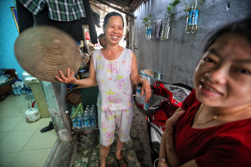 Nhiều bệnh nhân vẫn lạc quan sống trong những căn nhà trọ nóng bức, chật hẹp để chiến đấu với căn bệnh đeo đẳng họ suốt cuộc đời. (Ảnh: Thành Đạt/TTXVN)