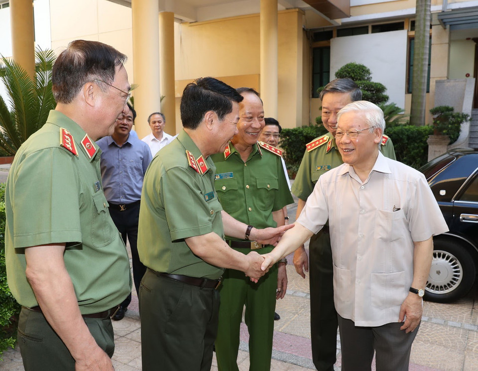 Tổng Bí thư, Chủ tịch nước Nguyễn Phú Trọng với các đồng chí lãnh đạo Bộ Công an. (Ảnh: Trí Dũng/TTXVN)