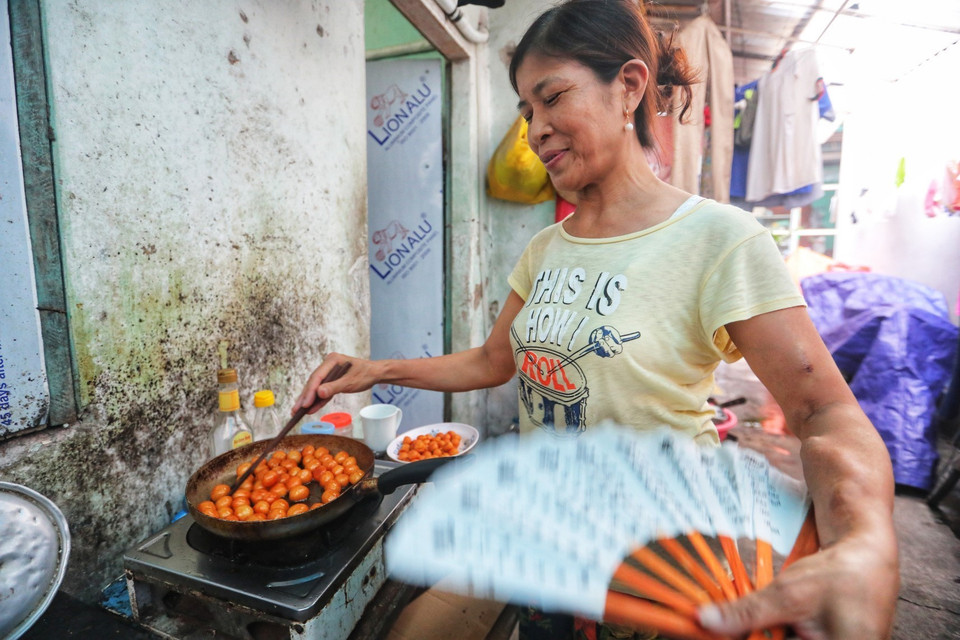Thời tiết khắc nghiệt nhưng các bệnh nhân xóm chạy thận Lê Thanh Nghị vẫn phải gồng mình với cuộc sống trong những căn nhà trọ nóng bức, chật hẹp để chiến đấu với căn bệnh đeo đẳng họ suốt cuộc đời. (Ảnh: Thành Đạt/TTXVN)