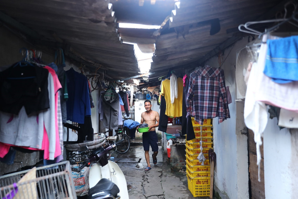 Khu nhà trọ Phúc Xá xập xệ của người lao động có thu nhập thấp lại càng trở nên oi bức trong những đợt nắng nóng. (Ảnh: Thành Đạt/TTXVN)