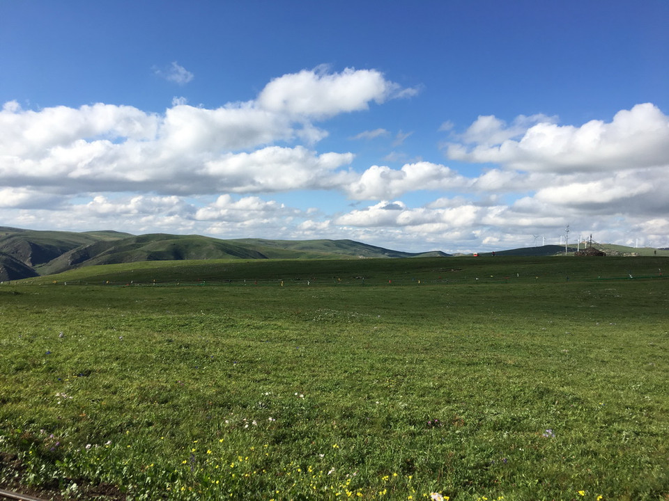 Thảo nguyên Huitengxile thuộc thành phố Ulanqab - Khu tự trị Nội Mông Cổ, Trung Quốc. Theo tiếng Mông Cổ, Huitengxile có nghĩa là 'dải núi lạnh giá.' Thảo nguyên Huitengxile nằm ở độ cao 2.100m so với mực nước biển, diện tích 600km2, tỷ lệ bao phủ thảm thực vật là 80-95%. (Ảnh: Thu Hiền/Vietnam)